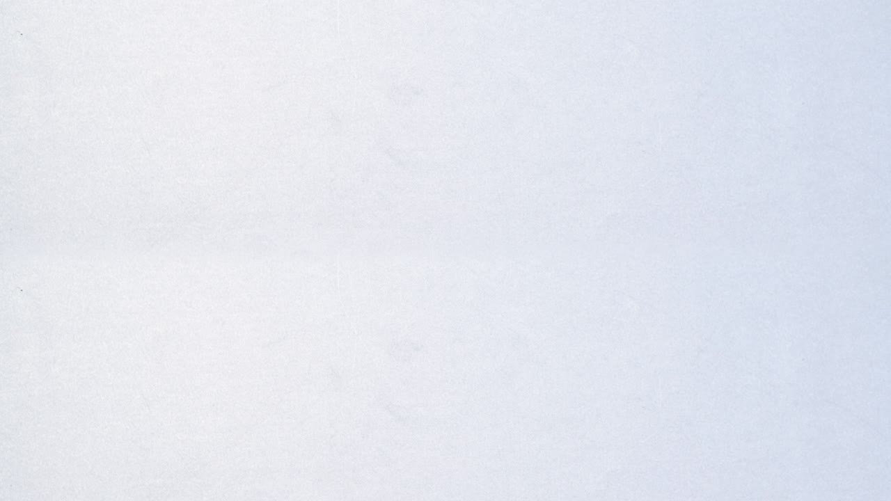 Llenando dos cestas de la compra con adornos navideños. Stop motion.