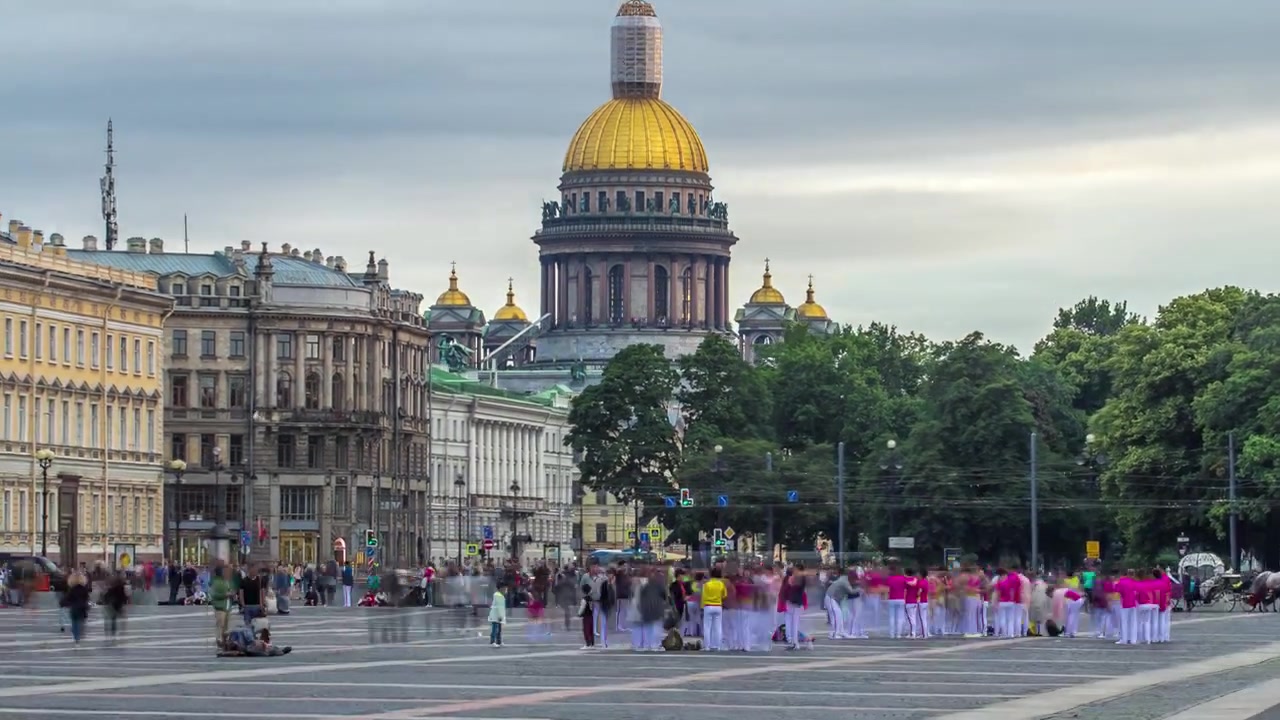Au coucher du soleil, la plus grande cathédrale de Saint-Pétersbourg, la Cathédrale Saint-Isaac, depuis la Place du Palais dans ce timelapse hyperlapse captivant. Achevée en 1858, elle est un emblème de la ville. Nuages spectaculaires.
