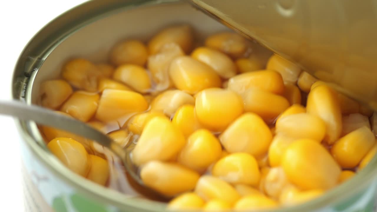 maíz enlatado en una lata