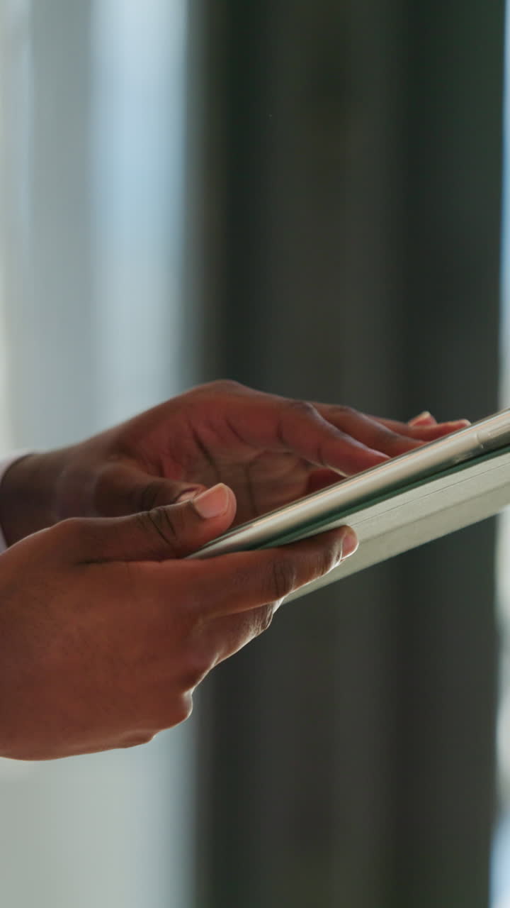Primo piano di mani che toccano e scorrono su un tablet digitale