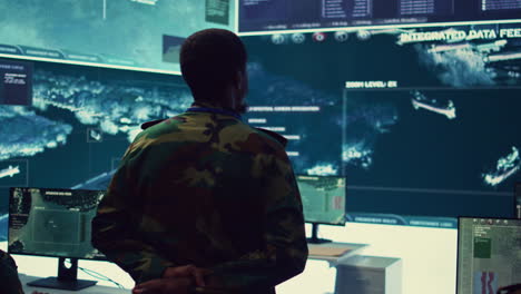 el líder de la unidad militar lleva a cabo una operación de reconocimiento para recopilar datos.