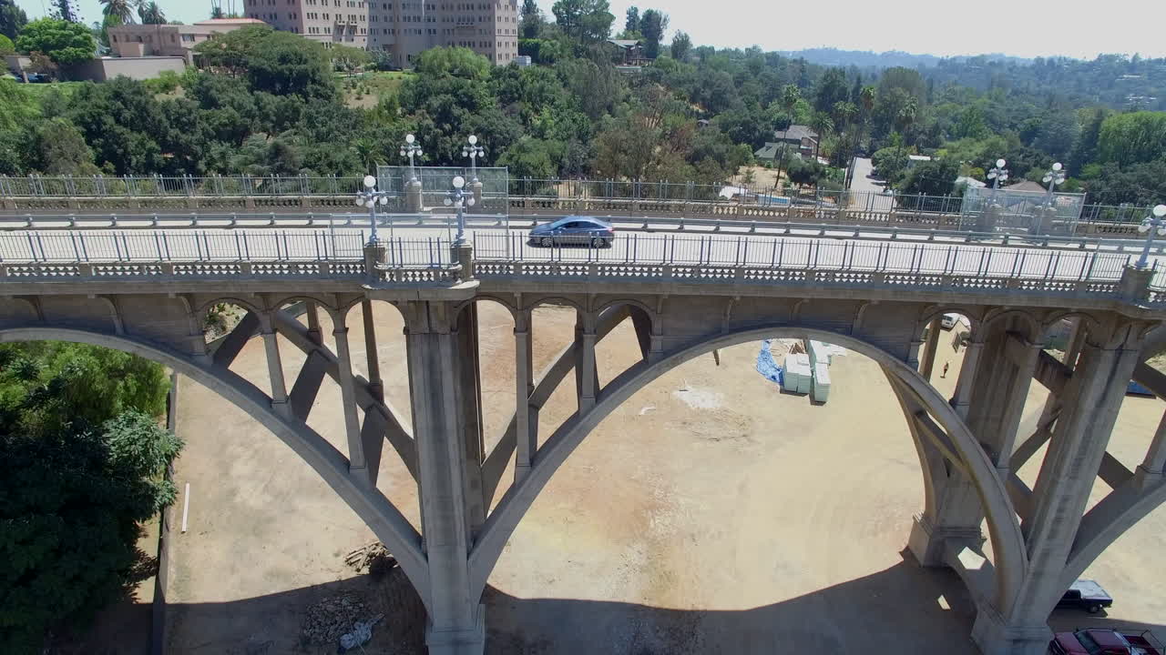 콜로라도 스테이트에서 운전하는 자동차의 상승 드론