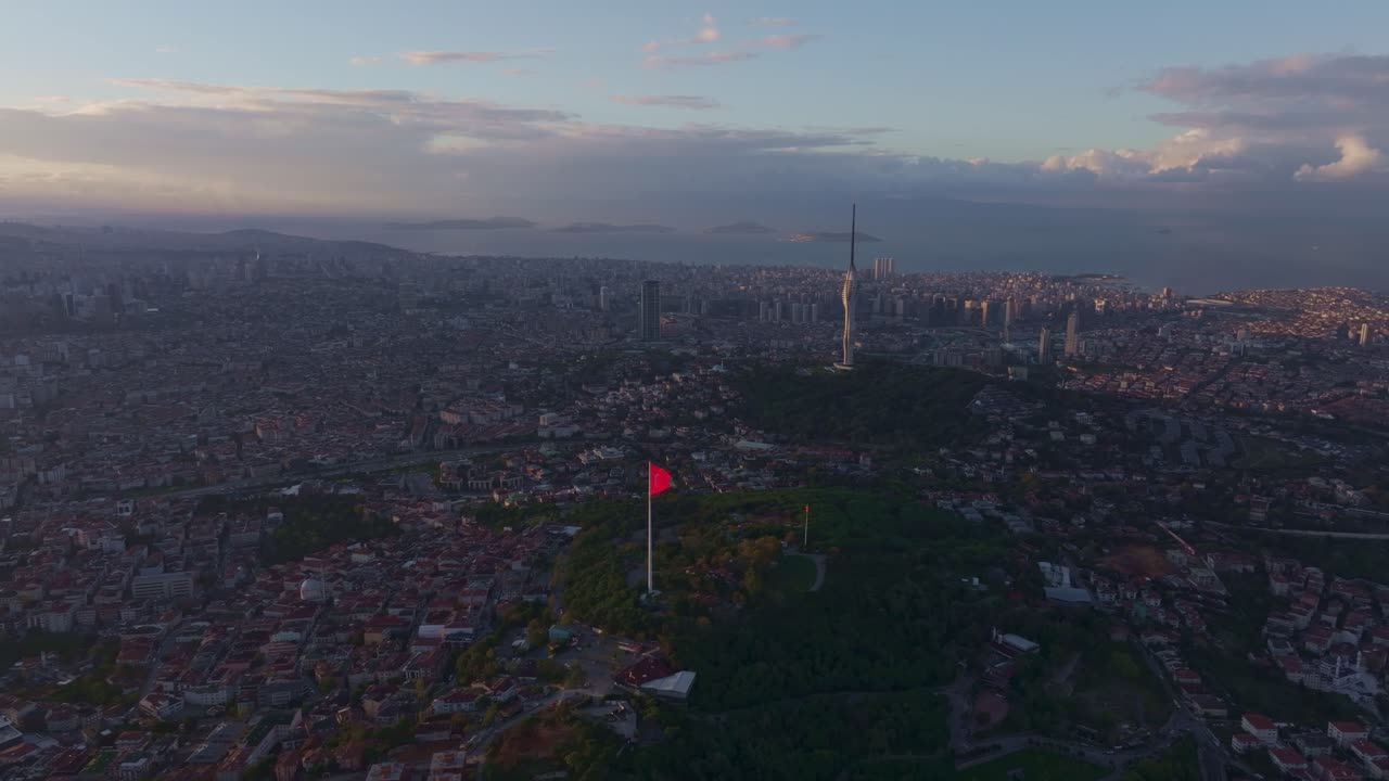Veduta aerea di Istanbul all'alba con la Grande Moschea di Çamlıca