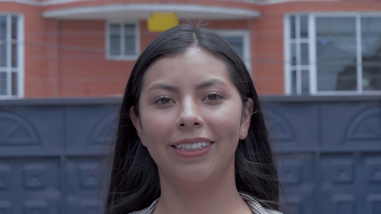 primer plano de una chica latina caminando y sonriendo, irradiando felicidad y positividad con cada paso, iluminando la escena con su alegría contagiosa