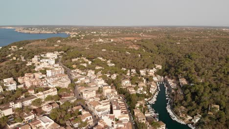 西班牙马洛卡卡拉菲格拉 (mallorca cala figuera) 从上方观看,使用nd过<unk>器和一天中的不同时间使用dji mavic air的无人机以4k24fps的速度