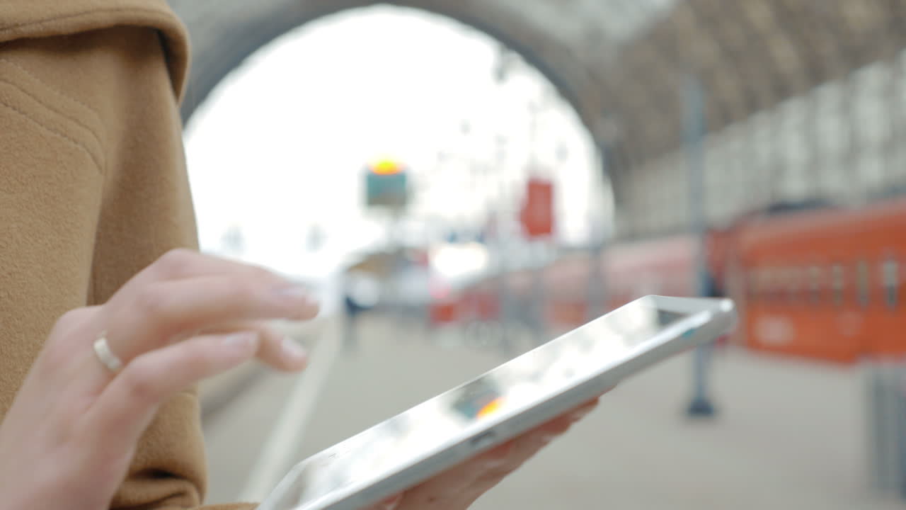 Ragazza che digita sul touchpad alla stazione