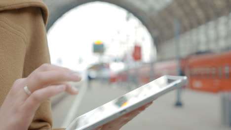 Mädchen-Tippt-Auf-Dem-Touchpad-Am-Bahnhof