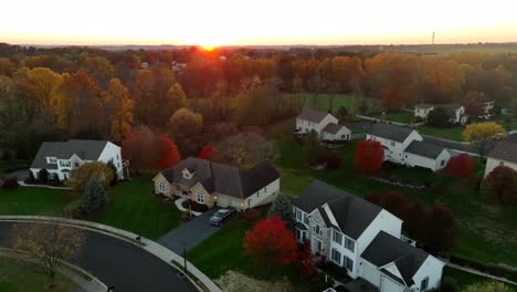 Steigende-Antenne-Von-Häusern-In-Der-Ländlichen-Region-Der-Usa-Bei-Herbstsonnenuntergang