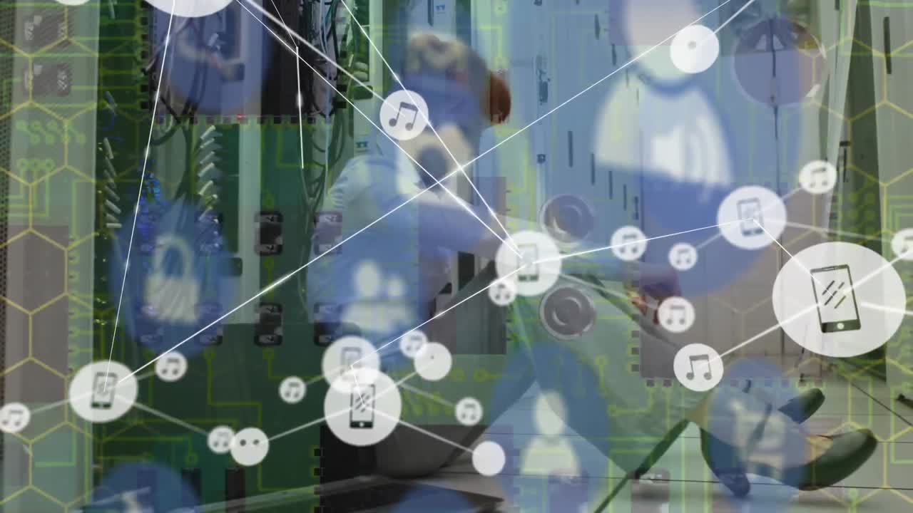 코카시안 여성 it 엔지니어에 대한 아이콘과의 연결 네트워크의 애니메이션