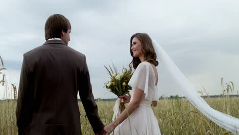 Young-couple-in-a-field