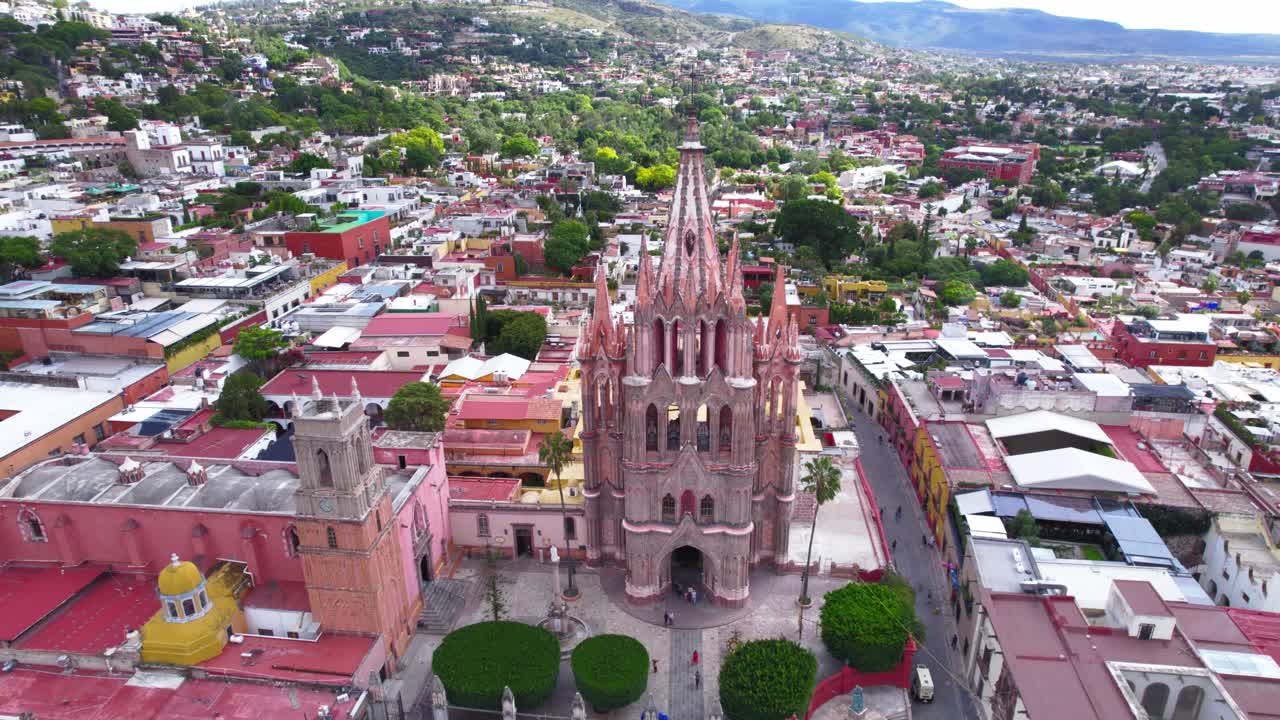 drone volando sobre la parroquia en la ciudad de san miguel de allende