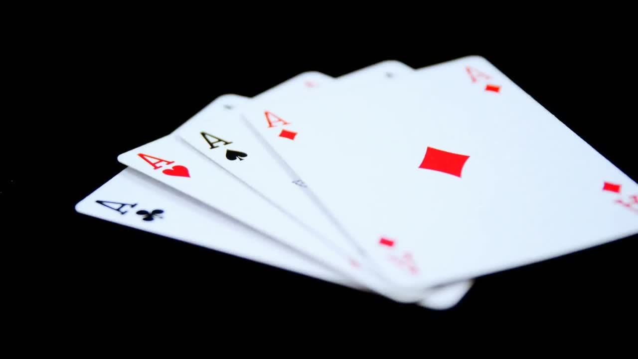 Animazione di documento in fiamme con carte da gioco