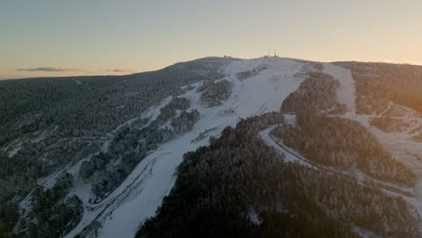 Toma-Aérea-Cinematográfica-Volando-Sobre-Un-Paso-De-Montaña-Nevado-Al-Atardecer-En-Manzaneda,-Galicia