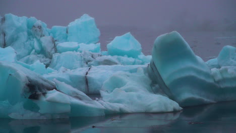 Eisberge-In-Der-Gletscherlagune-Jökulsarlon-In-Island.