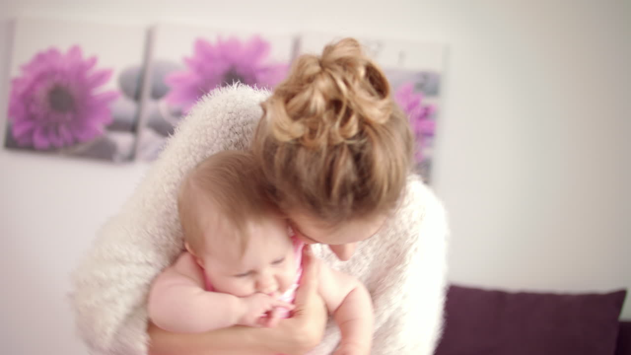 행복한 어머니는 아기를 품에 들고 놀고 있습니다. 행복한 모성애. 어린 시절을 즐기세요.