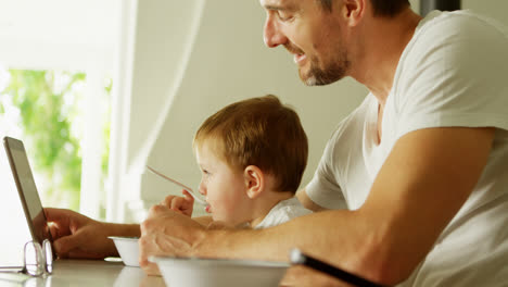 Vater-Und-Sohn-Nutzen-Digitales-Tablet-Auf-Dem-Tisch-4k