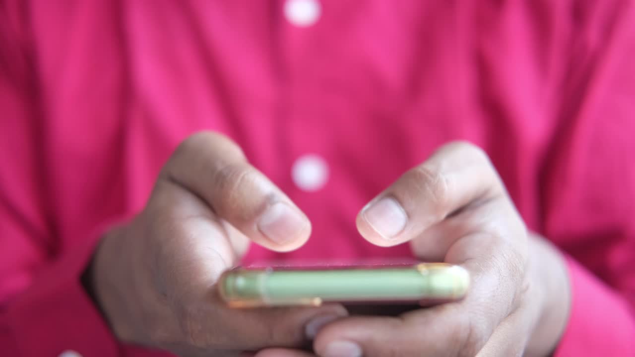 persona que envía mensajes de texto en su teléfono inteligente