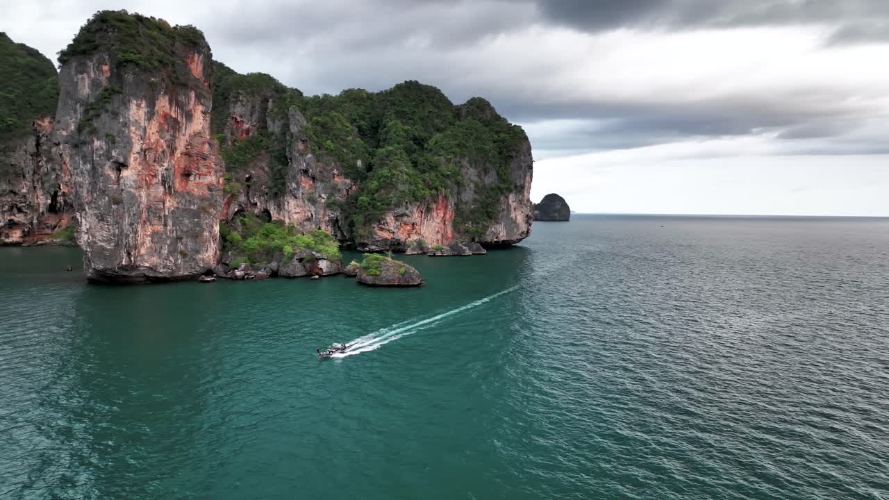 아오낭, 크라비, 태국에서 궤도를 도는 롱 보트