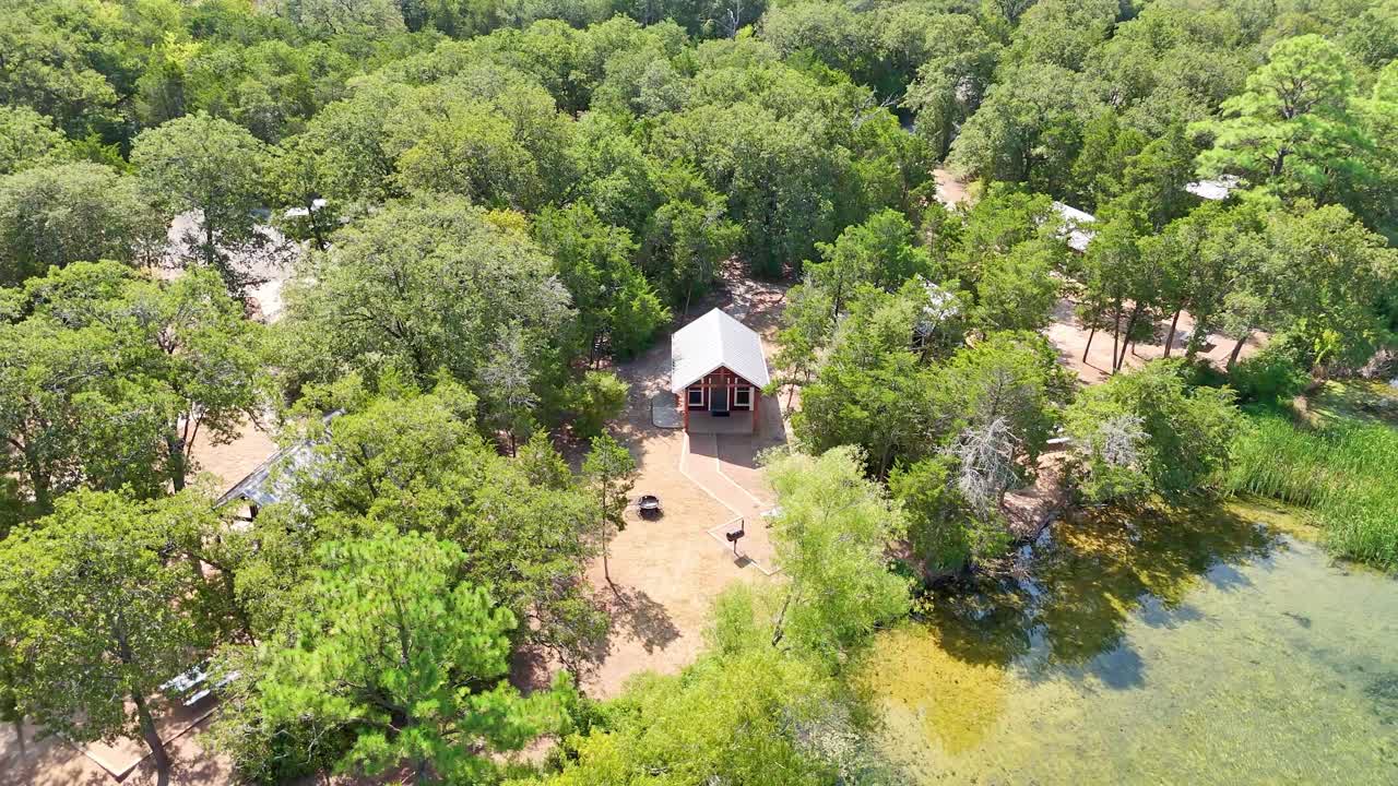 호수 입구 가장자리에 있는 작은 오두막 캠핑장 위치에서 물러납니다.