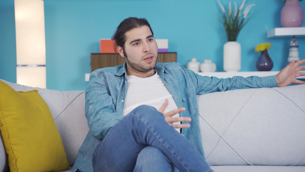 un joven estresado y nervioso.