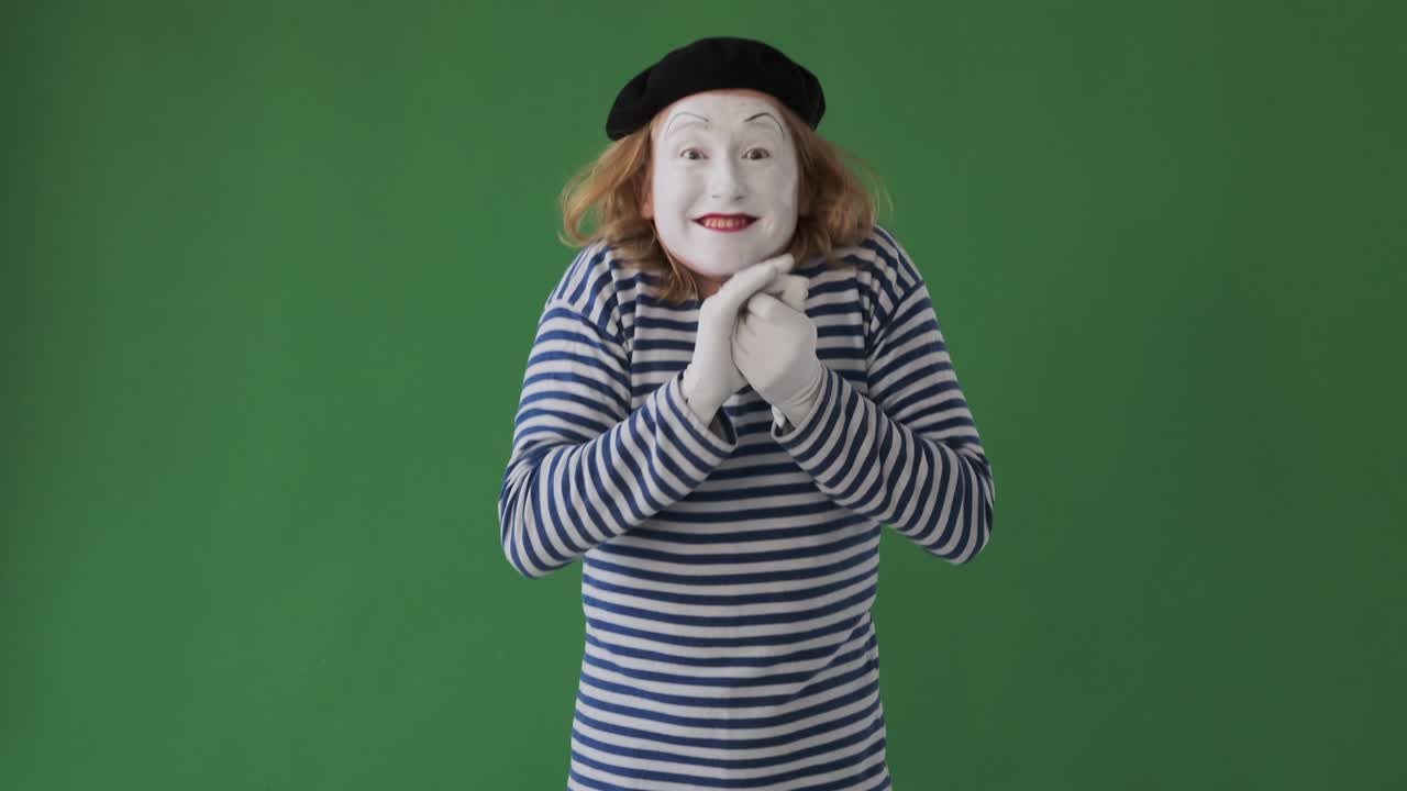 마임 아티스트는 멀리서 무언가를 감상하는 것에 깊은 인상을 받았습니다.