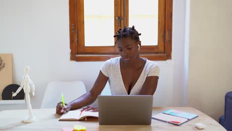 Mujer-Negra-Trabajando-Remotamente-En-Casa