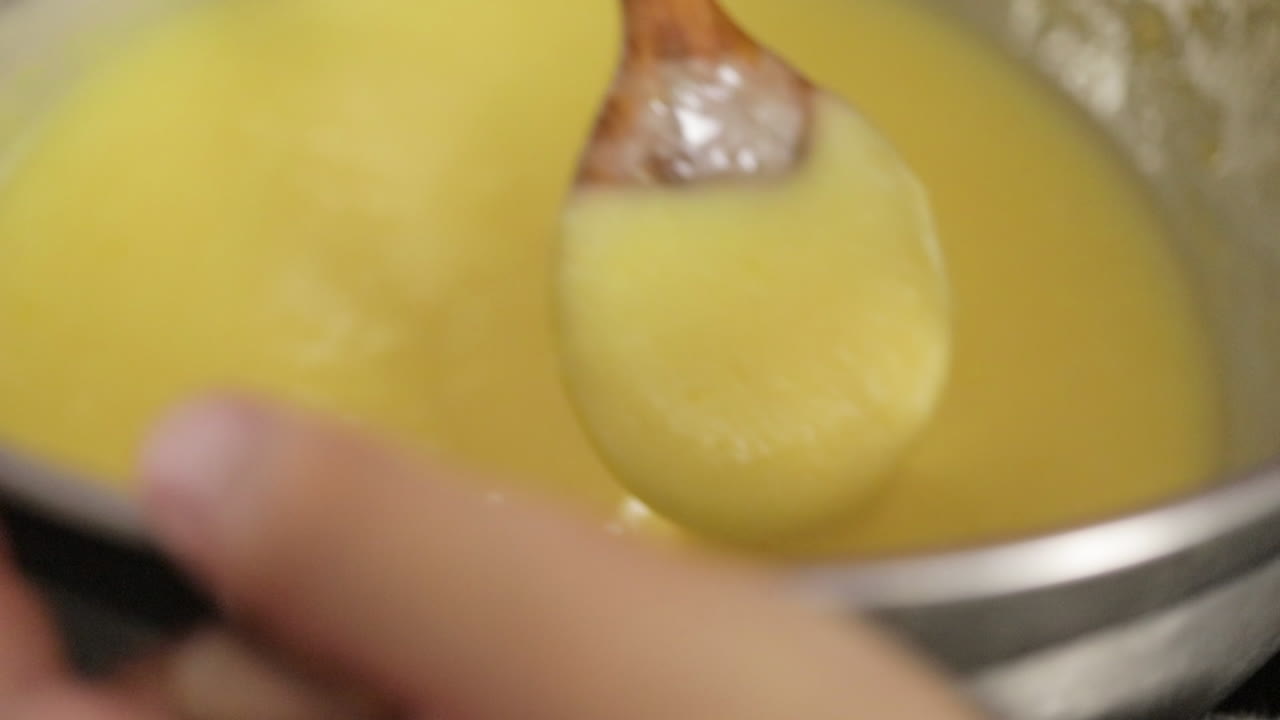 niños haciendo un pastel en casa, enfoque suave de primer plano, cámara lenta