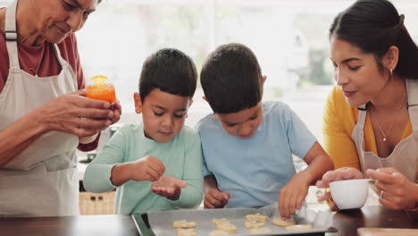 Abuela,-Madre-Y-Niños-Horneando-Galletas