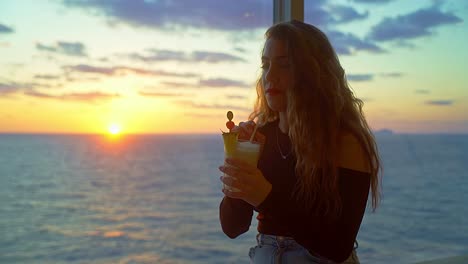 Pretty-blonde-woman-drinking-a-cocktail-in-a-cruise