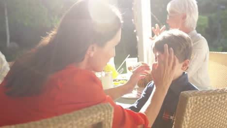 familia comiendo afuera juntos en verano