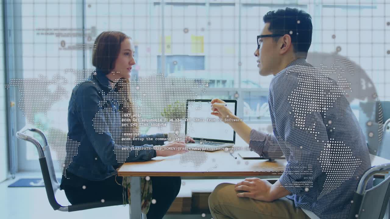 세계 지도의 애니메이션과 사무실에서 일하는 사업가들에 대한 데이터 처리