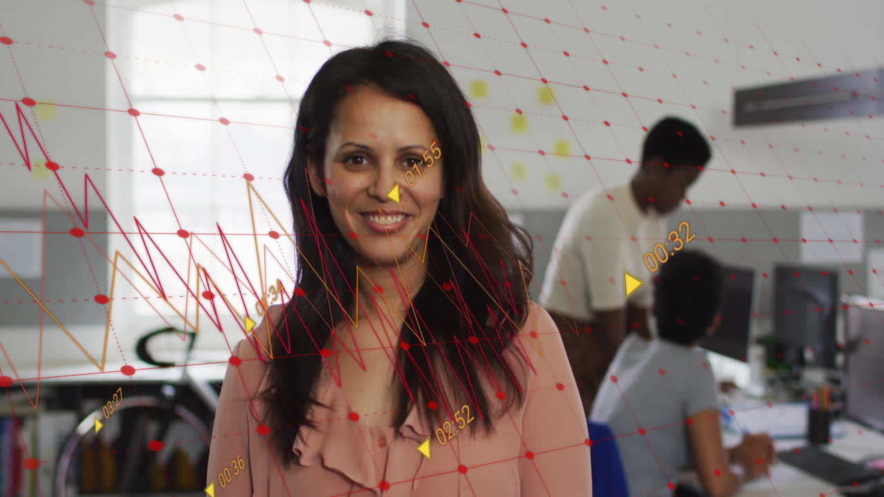 animación de múltiples gráficos con números cambiantes sobre una mujer biracial sonriente de pie en la oficina