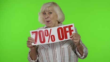la abuela mayor mostrando hasta un 50 por ciento de descuento en la inscripción, descuentos publicitarios, mirando asombrado