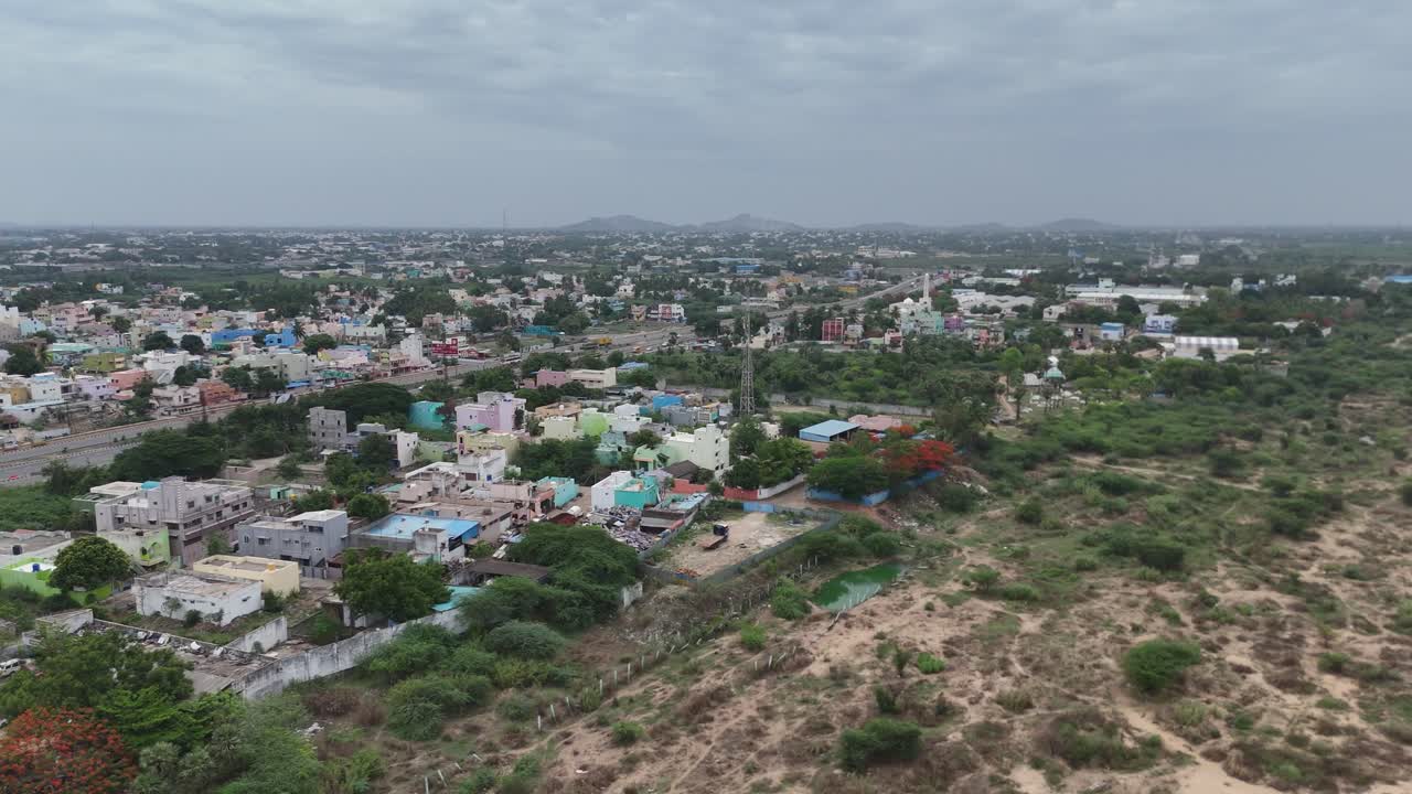 disparo aéreo de aviones no tripulados de edificios con tráfico que pasa por la ciudad
