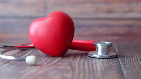 corazón y estetoscopio en una mesa de madera