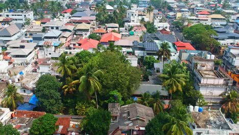 Vista-Aérea-De-Los-Edificios-Del-Fuerte-Kochi-Desde-El-Cielo,-Redes-De-Suministro-De-Agua-Urbanas,-Tanques-De-Agua-Potable-Colocados