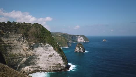 Tiro-De-Dron-En-Aumento-Que-Revela-Los-Hermosos-Acantilados-De-Kelingking-De-La-Isla-De-Nusa-Penida,-Indonesia