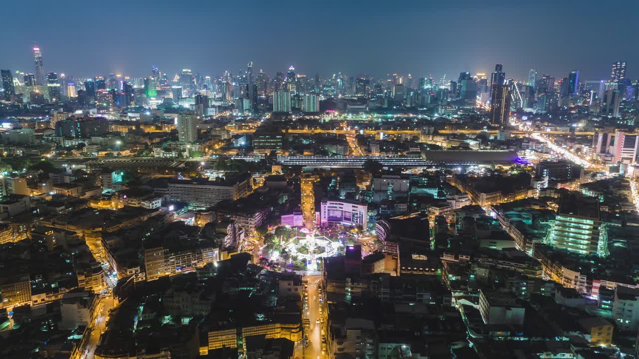vista aérea de lapso de tiempo o hiperlapso del tráfico circular de la carretera por la noche con el paisaje urbano para el concepto de transporte.