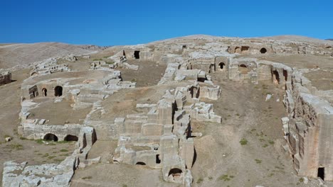 vista aérea de las ruinas de un edificio excavado en la roca en dara, mesopotamia, mardin, turquía