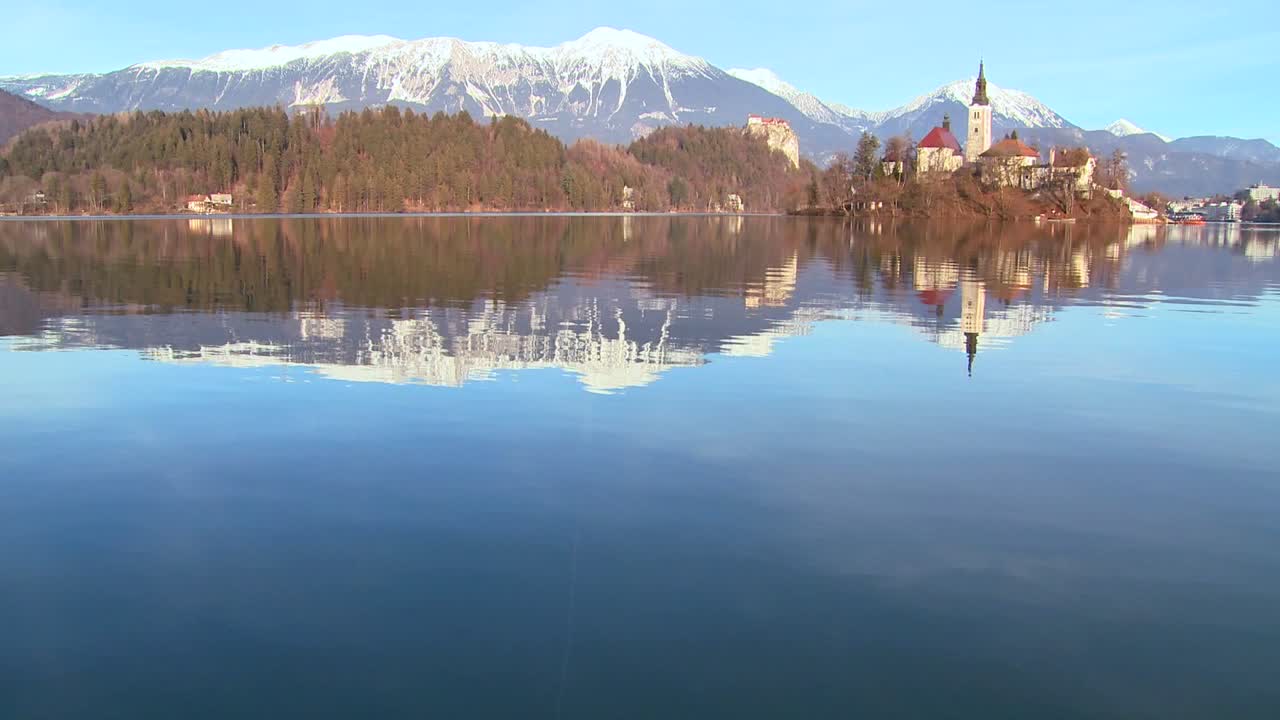 슬로베니아 블레드 호수의 섬에 아름다운 교회가 서 있다 1