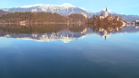 Una-Hermosa-Iglesia-Se-Encuentra-En-Una-Isla-En-El-Lago-Bled-Eslovenia-1