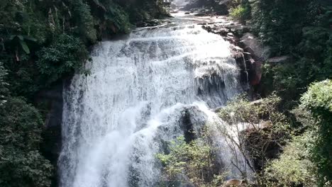 Imágenes-De-Drones-De-La-Cascada-En-Chiang-Mai,-Tailandia,-Con-El-Acantilado-Rodeado-De-árboles