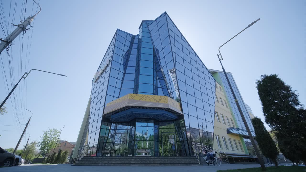 edificio de oficinas moderno en la ciudad