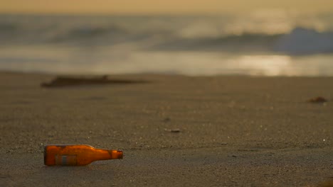 Eine-Einsame-Flasche-Verschmutzt-Das-Meer-Mit-Dem-Sonnenuntergang-Im-Hintergrund