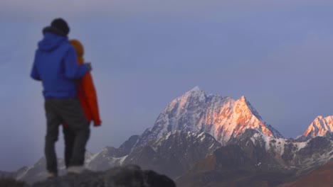 Montaña-Nevada-De-Sichuan-Yala-Con-Alpenglow-Mientras-La-Pareja-Está-Desenfocada