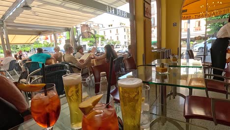 bebidas en un café al aire libre en sorrento