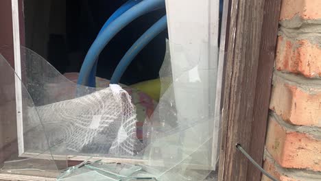 las bombas rusas hacen estallar las ventanas de una casa en el campo ucraniano