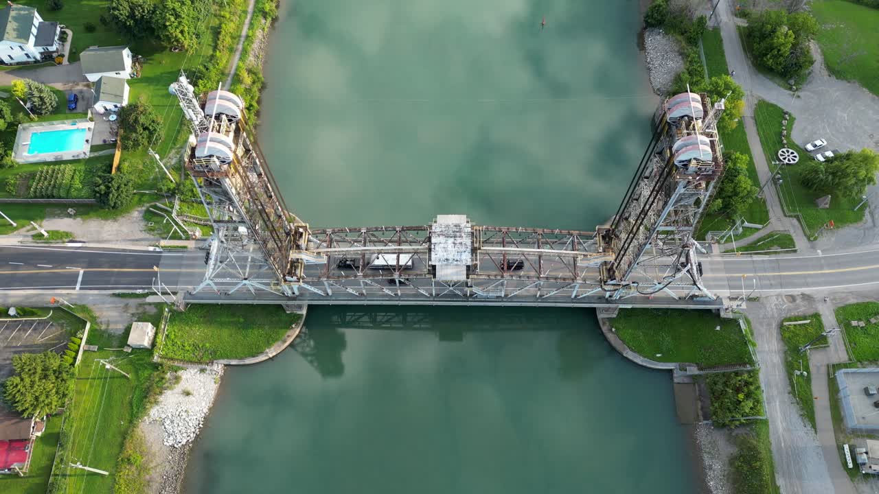 바쁜 교통, 물 위의 리프트 브리지를 통과하는 자동차, 공중 드론 운송