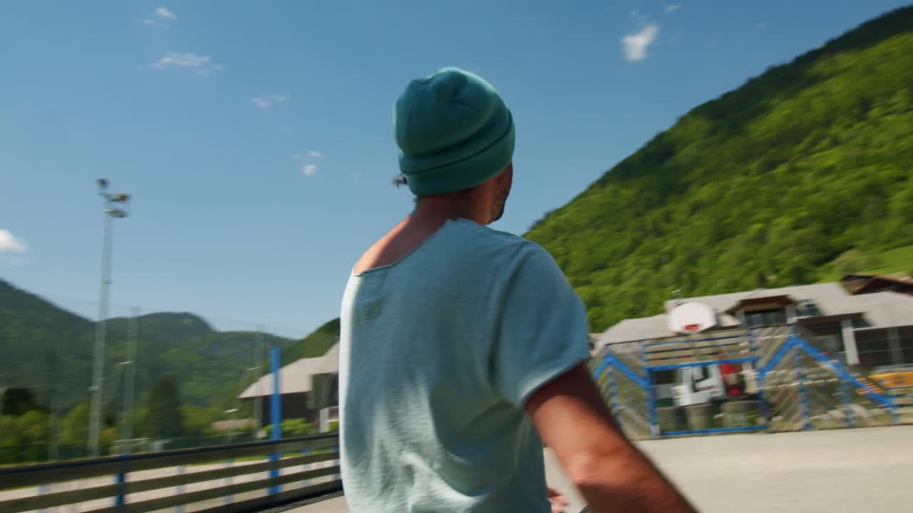 un hombre que juega baloncesto anota un punto y luego se aleja