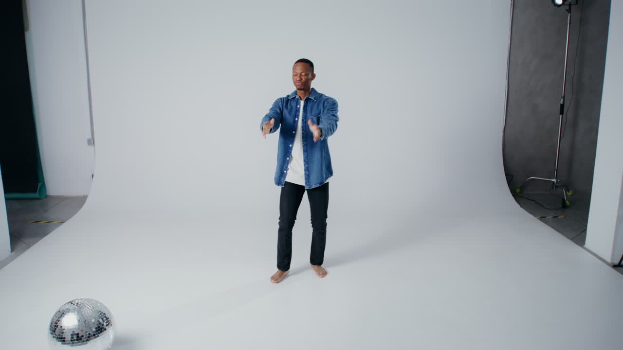 스튜디오에서 춤을 추는 남자